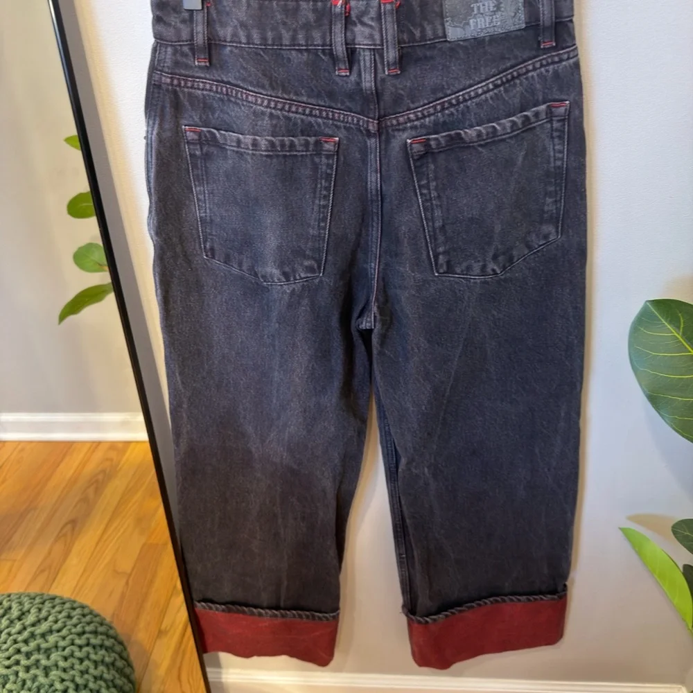 Free People We The Free
Final Countdown Cuffed Low-Rise jeans in RED - Picture 2 of 2